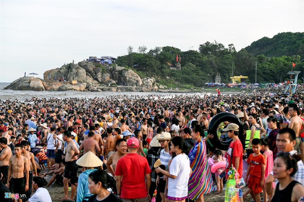 Hàng trăm nghìn người nhảy sóng ở bãi biển nước đục ngầu-2