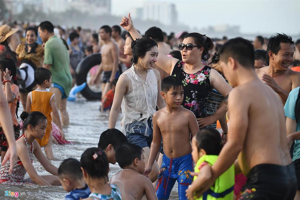 Hàng trăm nghìn người nhảy sóng ở bãi biển nước đục ngầu-3