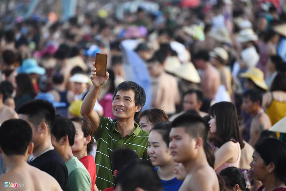 Hàng trăm nghìn người nhảy sóng ở bãi biển nước đục ngầu-4