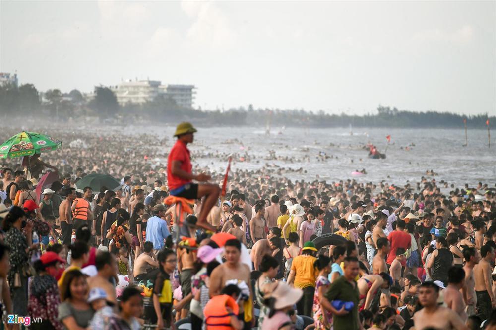 Hàng trăm nghìn người nhảy sóng ở bãi biển nước đục ngầu-5