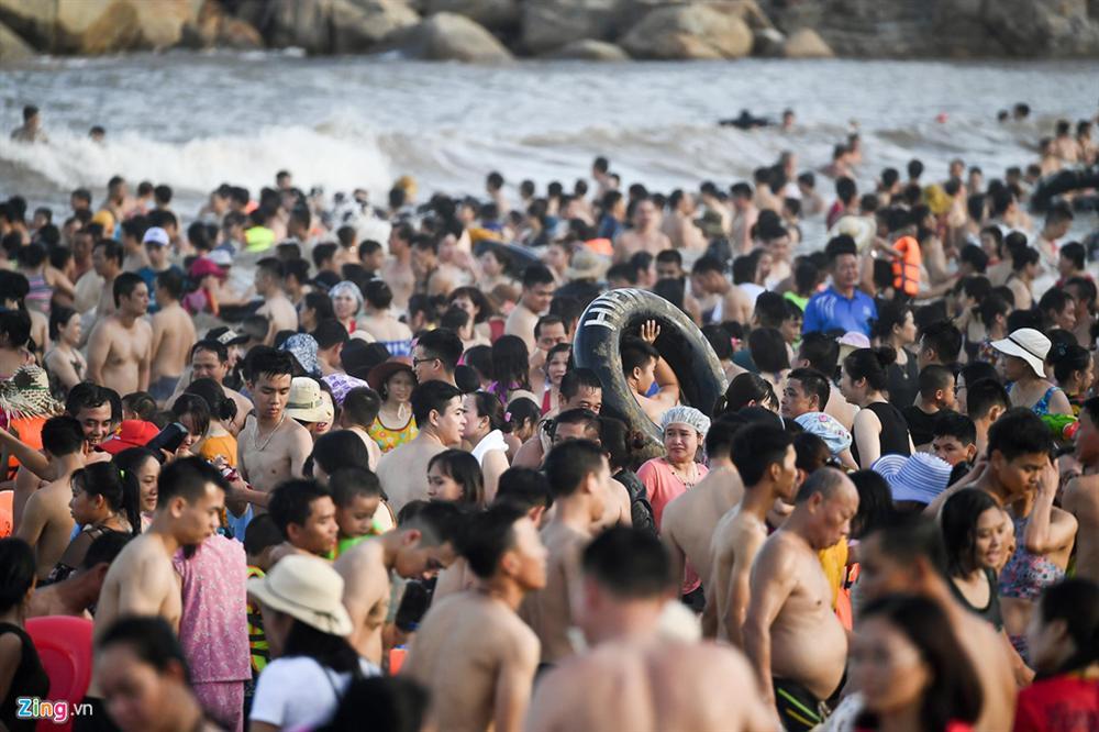 Hàng trăm nghìn người nhảy sóng ở bãi biển nước đục ngầu-6
