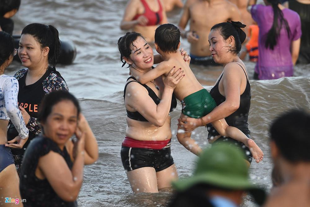 Hàng trăm nghìn người nhảy sóng ở bãi biển nước đục ngầu-7