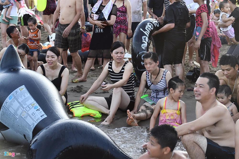 Hàng trăm nghìn người nhảy sóng ở bãi biển nước đục ngầu-8