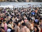 Hàng trăm nghìn người nhảy sóng ở bãi biển nước đục ngầu