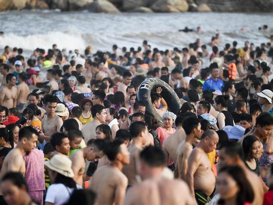 Hàng trăm nghìn người nhảy sóng ở bãi biển nước đục ngầu