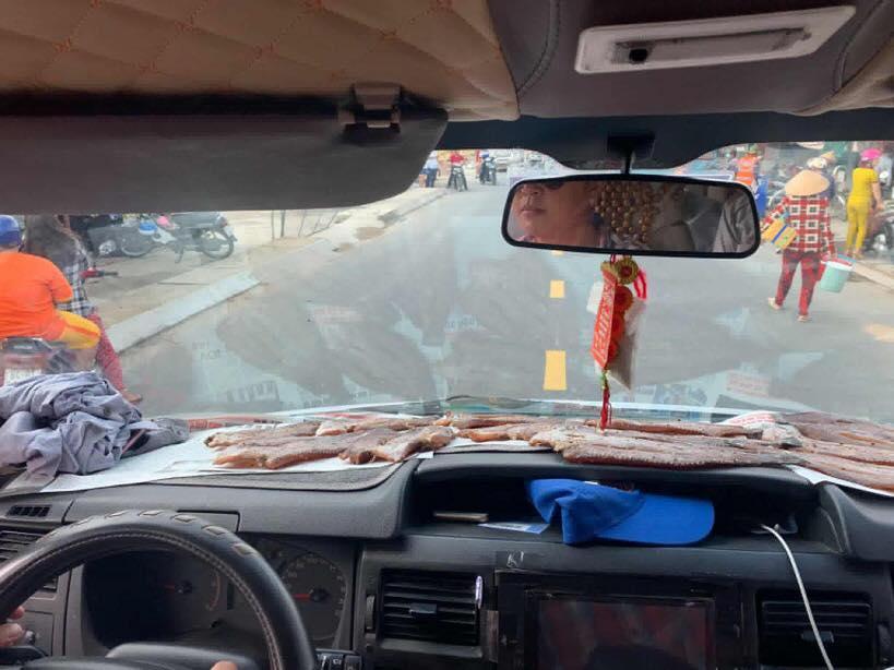Thánh lầy nhất mạng xã hội, phơi cá ngay trong ô tô, vừa đi vừa hứng nắng, ai xem cũng ngao ngán-3