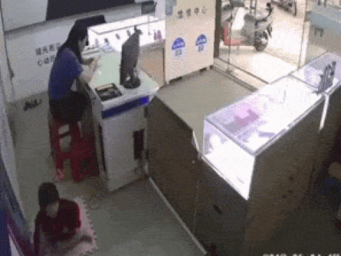 Clip: Đang ngồi chơi trong góc nhà, bé 3 tuổi bị xe 3 bánh không người lái lao vào tông chết