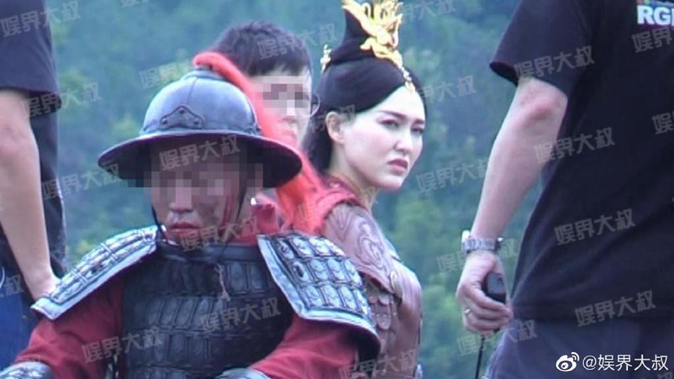 Đường Yên lộ bụng bầu lớn, phải nhờ trợ lý dìu bước trên phim trường-1