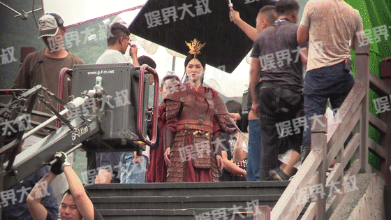 Đường Yên lộ bụng bầu lớn, phải nhờ trợ lý dìu bước trên phim trường-5