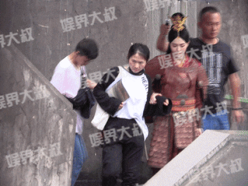 Đường Yên lộ bụng bầu lớn, phải nhờ trợ lý dìu bước trên phim trường