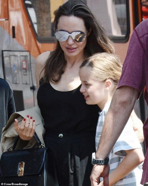 Angelina Jolie không mặc áo ngực, đi dép lê khi xuống phố cùng cặp sinh đôi-2