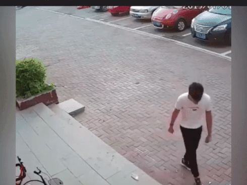 Clip: Cười rung rốn nhìn nam thanh niên ăn que kem cũng… không yên