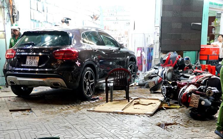 TP.HCM: Nữ tài xế lái Mercedes tông hàng loạt xe máy, nhiều người nằm la liệt trên đường-1