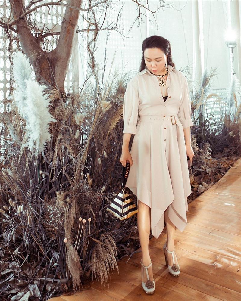 Ngoài phong cách thời trang hiếm khi đẹp, Phượng Chanel lại bị soi cách xuống xe kém sang-4