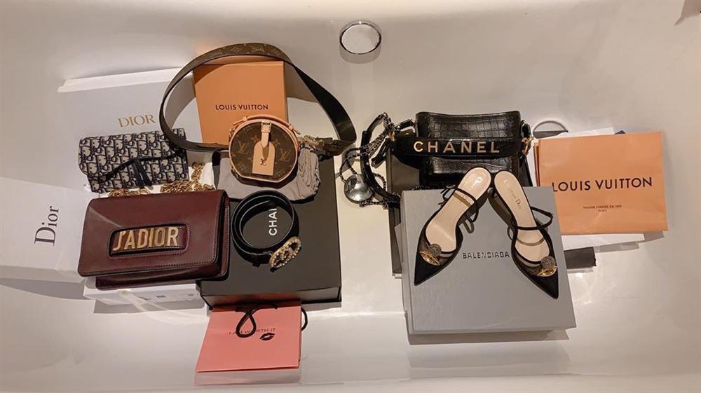 Bóc giá túi, giày hiệu đẹp và trendy được Ninh Dương Lan Ngọc khoe trong nhà tắm-2