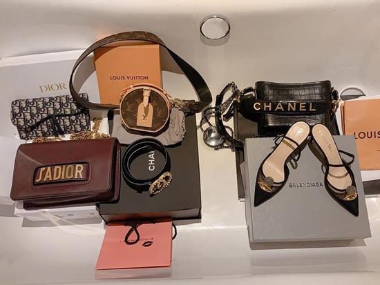 Bóc giá túi, giày hiệu đẹp và trendy được Ninh Dương Lan Ngọc khoe trong nhà tắm