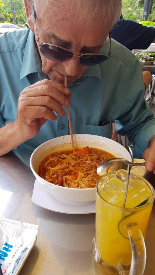 Ông tây dùng ống mút hút nước phở được dân mạng khen nức nở vì quá dễ thương-2