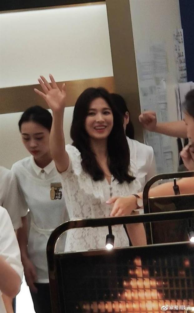 Nụ cười rạng rỡ hiếm hoi của Song Hye Kyo sau khi bị Song Joong Ki đánh úp việc ly hôn-1