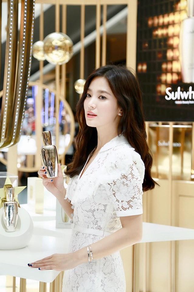 Nụ cười rạng rỡ hiếm hoi của Song Hye Kyo sau khi bị Song Joong Ki đánh úp việc ly hôn-4