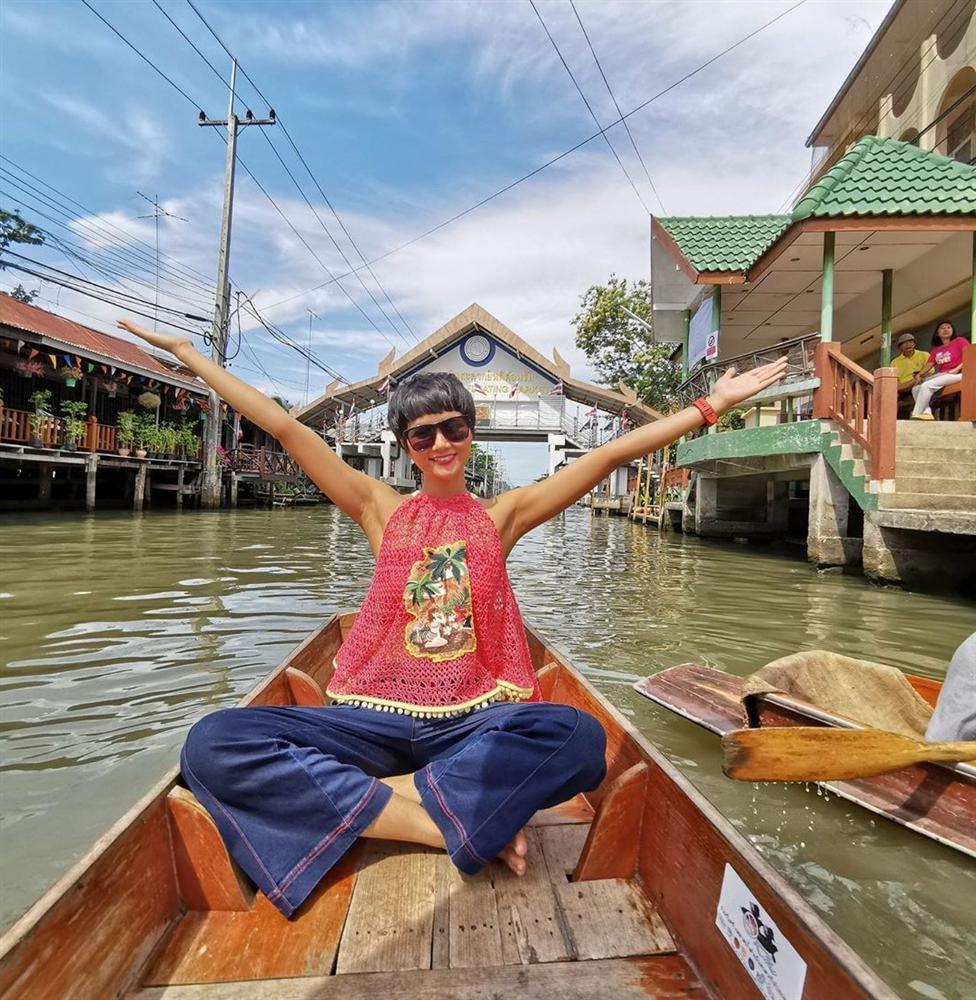 Bản tin Hoa hậu Hoàn vũ 8/7: HHen Niê diện yếm đào cách tân giật spotlight của dàn mỹ nhân khoe thân nóng bỏng-2