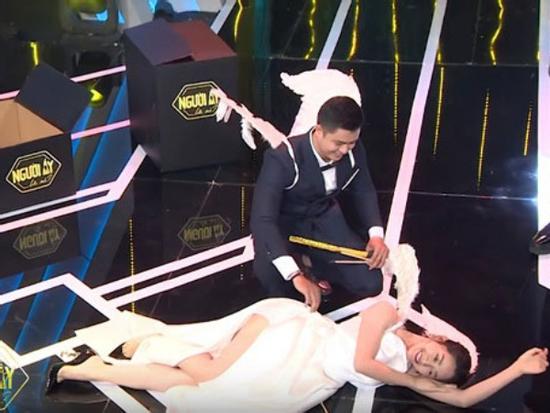 Váy áo bị chê hở hang, vô duyên của khách mời, diễn viên trên sóng truyền hình