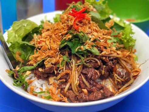 Quán bún bò vỉa hè ở Hà Nội từng được công chúa Thụy Điển ghé ăn