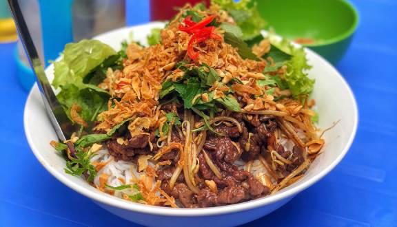 Quán bún bò vỉa hè ở Hà Nội từng được công chúa Thụy Điển ghé ăn-1