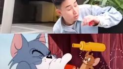 Trào lưu đá nắp chai chưa hạ nhiệt, dần tình thi nhau bắt chước hành động của Tom và Jerry