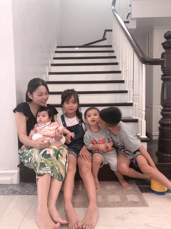 Mới 6 tháng tuổi nhưng con gái thứ 4 của hot mom Hằng Túi chiếm mọi spotlight hội bỉm sữa vì quá đáng yêu-5