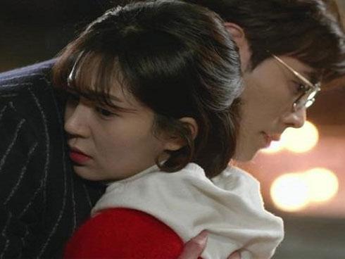 Núp sau cánh cửa khép hờ, tôi lặng người nghe tiếng rên rỉ của vợ sắp cưới