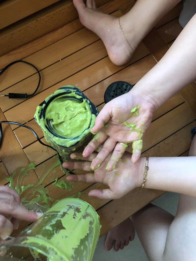 Màn xay sinh tố bơ toe toét, tung tóe nhìn khiếp vía của cô nàng vụng-2