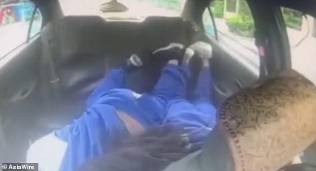 Clip: Ngủ gật 4 giây, vừa mở mắt tài xế đã gây tai nạn thương tâm-2