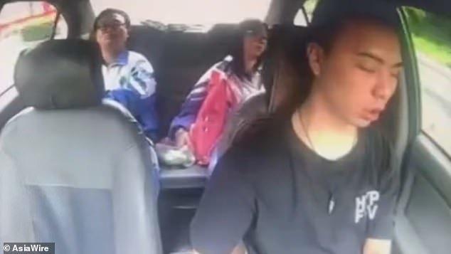 Clip: Ngủ gật 4 giây, vừa mở mắt tài xế đã gây tai nạn thương tâm-1