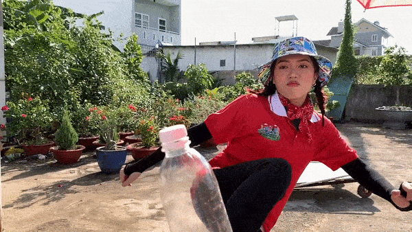 Xoay người đá nắp chai thất bại, Diệu Nhi nổi cơn cáu bẳn đạp bẹp chai nước quăng thẳng vào sọt rác-1