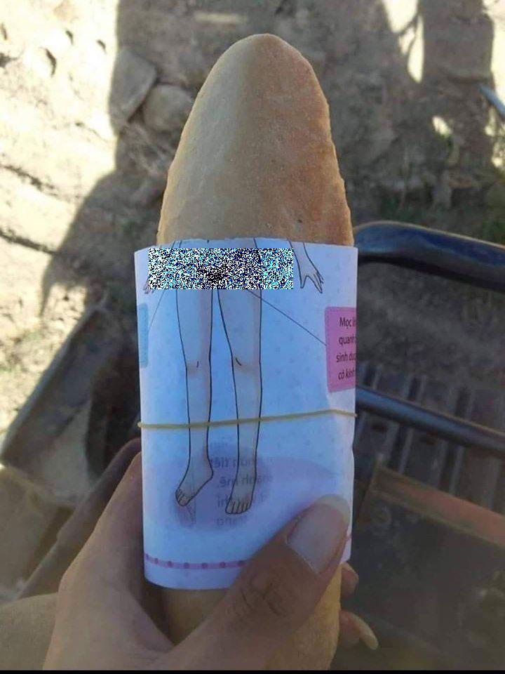 Hết hồn với những mảnh giấy gói bánh mì, nhìn thôi đã buồn nôn chứ nói gì đến ăn-1