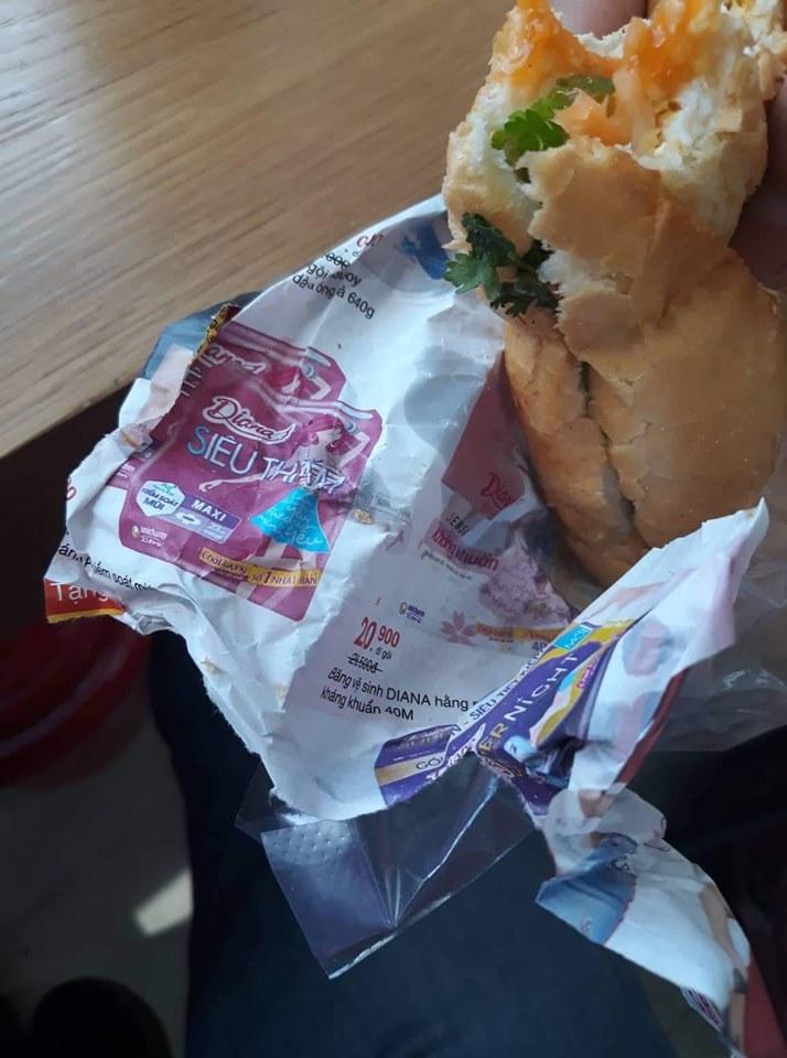 Hết hồn với những mảnh giấy gói bánh mì, nhìn thôi đã buồn nôn chứ nói gì đến ăn-4