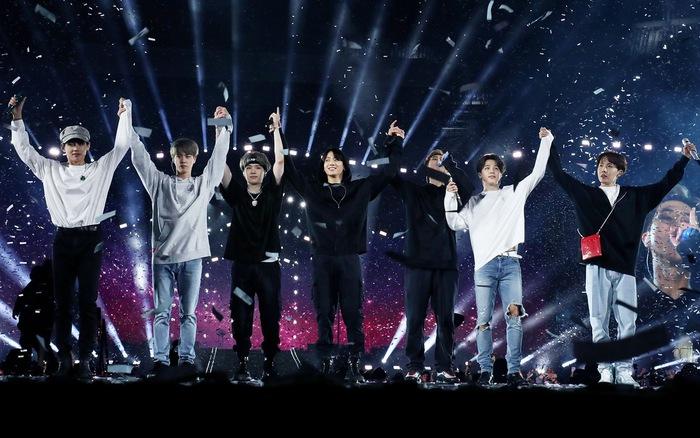 Fan xót xa khi thấy Jimin (BTS) kiệt sức xuất hiện tại sân bay với chi chít miếng dán giảm đau trên người-1