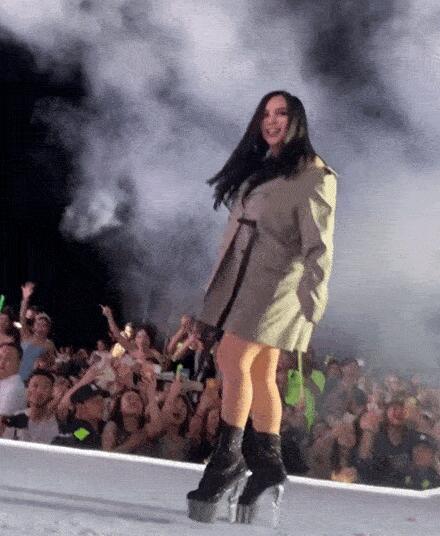 Hết hồn màn quẩy cực sung trên đôi giầy 25cm cao như cà kheo của nữ diva Trung Quốc-1