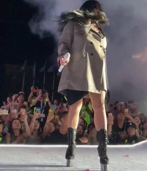 Hết hồn màn quẩy cực sung trên đôi giầy 25cm cao như cà kheo của nữ diva Trung Quốc-4