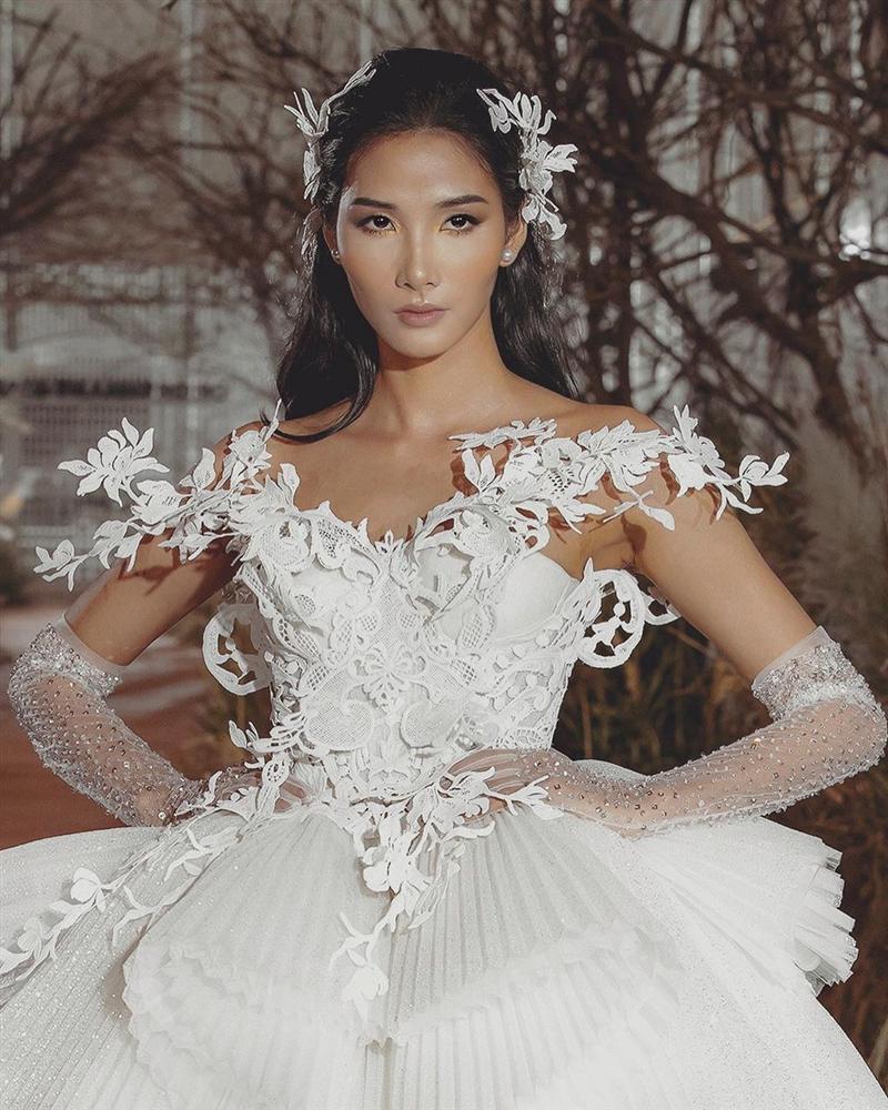 Bản tin Hoa hậu Hoàn vũ 9/7: Hoàng Thùy mặc váy cưới lộng lẫy, thần thái sắc lạnh chặt chém đối thủ Thái Lan-1