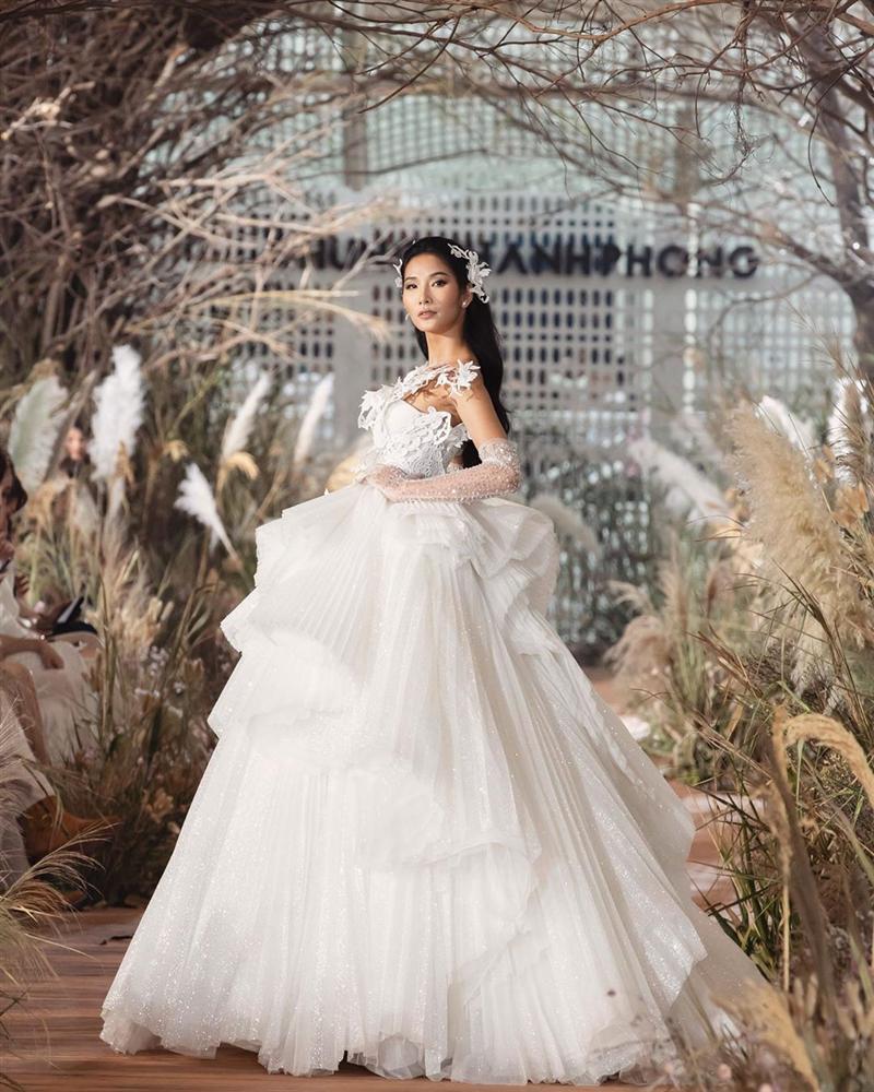 Bản tin Hoa hậu Hoàn vũ 9/7: Hoàng Thùy mặc váy cưới lộng lẫy, thần thái sắc lạnh chặt chém đối thủ Thái Lan-2