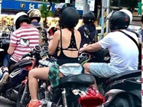 Mặc váy ngắn như sắp lộ cả vòng 3 rồi check-in phản cảm trong chùa ở Đà Lạt, gái xinh bị ném đá vì chơi trội không đúng chỗ-4