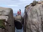 Cầu hôn bạn gái trên tảng đá kẹp giữa hai vách núi ngút trời khiến ai nhìn cũng 'rớt tim'