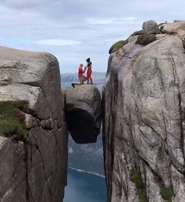 Cầu hôn bạn gái trên tảng đá kẹp giữa hai vách núi ngút trời khiến ai nhìn cũng rớt tim-1