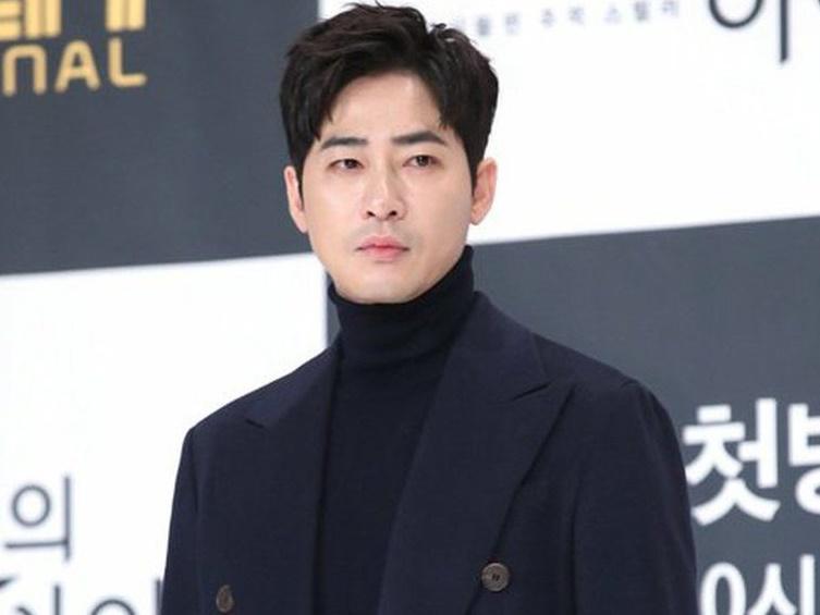 Sau cáo buộc hiếp dâm, nam tài tử Gia đình là số một bị tung ảnh giường chiếu nhạy cảm-3