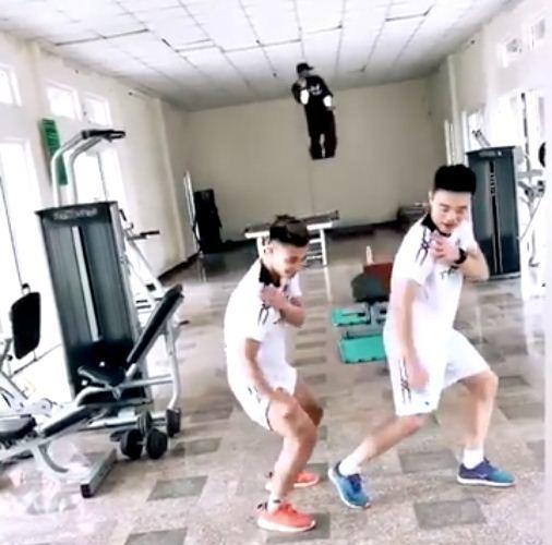 Xuân Trường - Văn Thanh cover điệu nhảy đau tay của Sơn Tùng M-TP theo phong cách cầu thủ-1