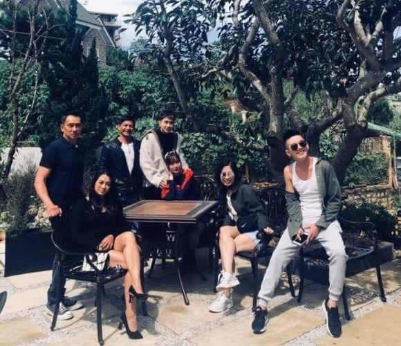 Ninh Dương Lan Ngọc - Chi Dân diện đồ đôi đi từ thiện miền Trung-7