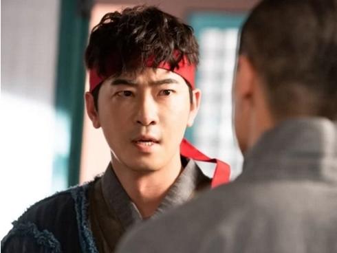 Sao nam bị hủy vai sau khi quấy rối tình dục 2 đồng nghiệp ở nhà riêng-3