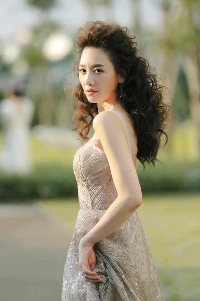 Hoa hậu hài Thu Trang mặt sưng phù loang lổ - Hari Won mất điểm với mái tóc như điện giật-1