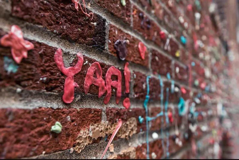 Những sự thật kỳ lạ về bức tường kẹo cao su có 1-0-2-6